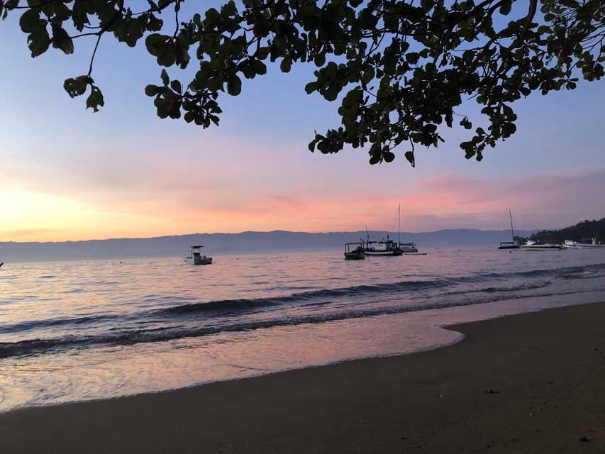 Roteiro Norte - Conheça as Praias do Norte de Ilhabela a bordo de uma lancha Ferrara